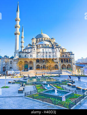 Der Blick auf die neue Moschee aus dem Park, befindet sich neben ägyptischen Basar, Istanbul, Türkei. Stockfoto