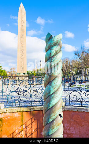 Die Schlangensäule oder Delphi Stativ ist eine antike Bronze Säule auf dem Hippodrom (Sultanahmet-Platz), Istanbul, Türkei. Stockfoto