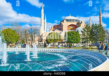 Der wunderbare Ausblick auf die Hagia Sophia hinter dem Brunnen im Sultanahmet-park Stockfoto