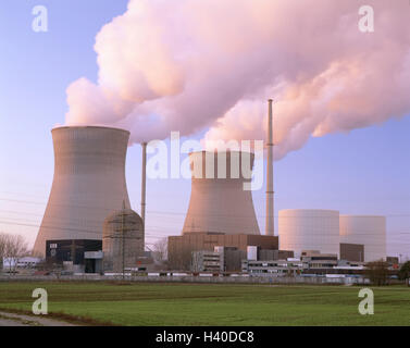 Deutschland, Bayern, Gundremmingen, Kernkraftwerk, Kühlung Türme, abends Licht, Europa, Süddeutschland, Schwabe, Stadt, Wirtschaft, Energiewirtschaft, Kraftwerk, Energieerzeugung, Energiegewinnung, Kernspaltung, Dampfkraftwerk, Kernenergie plan Stockfoto