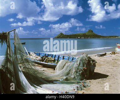 West-indischen Inseln, Saint Lucia, Vigie Beach, Fischerboot, Netzwerke, die kleinen Antillen, südlichen Inseln über dem Wind, Insel, Karibik, sandigen Strand, Strand, Boot, Angeln, Netze, Angeln, Wirtschaft, Bucht, außerhalb Stockfoto