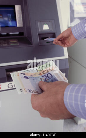 Bancomat, Mann, Detail, Hände, Bank nimmt zur Kenntnis, Kreditkarte, außerhalb, Geld, 170 Euro, ausziehen, ableiten, automatische Geldautomat, Bank, Banknoten, EC-Karte, Mastercard, Blende, Shirt, Detail, Licht blau-weiß, geprüft Stockfoto