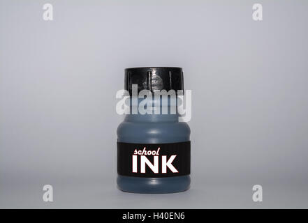 Auf dem weißen Hintergrund isoliert Tintenfass Stockfoto