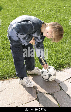 Terrasse, jungen, Fußball, Luftpumpe, aufblasen, 10 Jahre, Kind, Blond, Rückfahrkamera, Ball, Handpumpe, Pumpe, Luft, Refill, auffüllen, Aufwand, Belastung, unabhängig, Urlaub, Freizeit, Fußballspiele, Spiele, Ballspiele, Hobby, Aktivität, Sommer Stockfoto