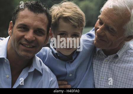 Vater, Sohn, Enkel, arm in Arm, Lächeln, Porträt, Modell veröffentlicht, draußen, Sommer, Familie, junge, Mann, Großvater, Opa, Enkel, Generationen, drei, Harmonie, harmonisch, Liebe, Zweisamkeit, glücklich, Fröhlichkeit Stockfoto