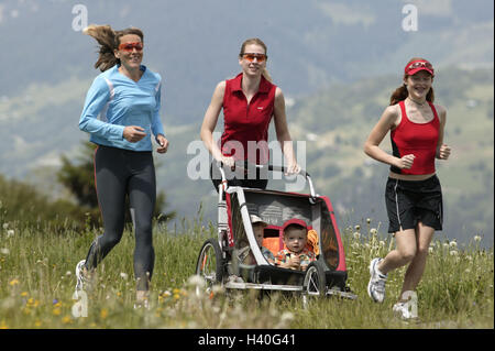 Feldweg, Wiese, Frauen, Mädchen, sportlich, Joggen, schieben, Baby Jogger, jung, Freunde, Tochter, Säuglinge, Kinderwagen, Sport, Sportlerinnen, Joggen, laufen, laufen, Ausdauer, Ausdauer-Sport, Ausdauer training, Training, Fitness-Training, Sport Stockfoto