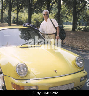 Mann, mittleren Alter Mensch, Porsche, entsperren, Sport-Tasche, 40-50 Jahre, grauhaarige, Geschäftsmann, wohlhabenden, Reichtum, Luxus, Luxus-Auto, Pkw, Sportwagen, teuer, Auto, Fahrertür, offen, in Haufen, Gepäck, tragen es, Lächeln, Sonnenbrille, Sommer Stockfoto