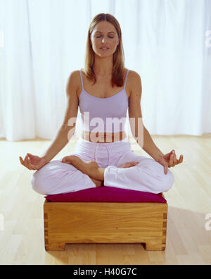 Frau, Yoga, Meditation Lotossitz, "eine leichte Sitz", Schneidersitz, Sit, Yoga üben, meditieren, Erholung, Entspannung, Gesundheit, Wohlbefinden, Wellness, nehmen Sie es einfach, Harmonie Stockfoto