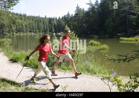 Waldweg, am See, sportlich, alle Paare, Nordic Walking, Freizeit, Hobby, laufen, gehen, laufen-Technologie, Rest, Equalizer, Fett verbrennen, sport, sportlich, Sportler, Sport, Aktivität, aktiv, Fitness, Fit, Beharrlichkeit, Ausdauer Sport, Vital, Vitalität, Motio Stockfoto