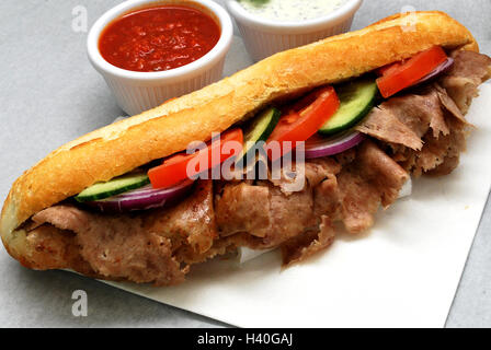 Lamm-Döner in Baguette mit Knoblauch-Sauce, Salat, Chilisauce Stockfoto