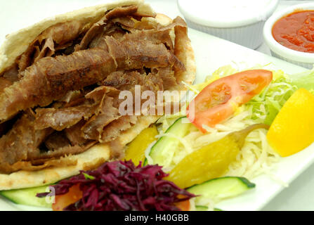 Lamm döner im Fladenbrot mit Salat, Chilisauce, Knoblauch-sauce Stockfoto