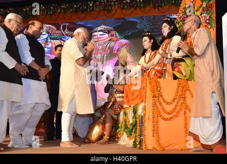 Der indische Premierminister Narendra Modi begrüßt Darsteller am Aishbagh Ram Leela während des hinduistischen Festivals Dussehra 11. Oktober 2016 in Lucknow, Uttar Pradesh, Indien. Stehen hinter Modi Gouverneur von Uttar Pradesh Ram Naik und der Union Home Minister Rajnath Singh. Stockfoto