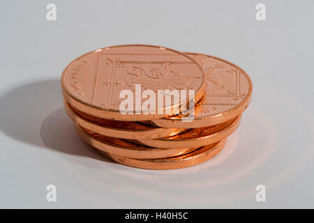 Stapel von sechs, glänzend, Kupfer, zwei Pence Münzen (insgesamt 12 Pence) gesehen Schwänzen sich - verlieren-Änderung, es hat Geld mit geringem Wert. Stockfoto