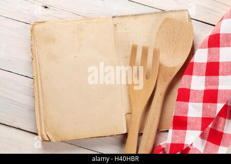 Leere Vintage Rezept kochen Buch und Utensilien. Draufsicht mit Textfreiraum Stockfoto