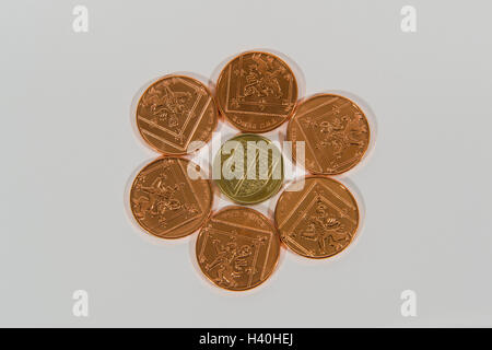 Nahaufnahme Detail des Geld - aktuelle UK Sterling Münzen in 2 Konfessionen, Kupfer und Silber mit 2P Stücke rund um eine £1. Stockfoto