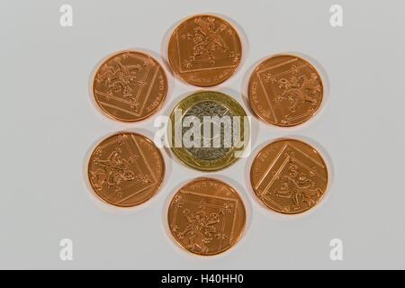 Nahaufnahme Detail des Geld - aktuelle UK Sterling Münzen in 2 Konfessionen, Kupfer und Silber mit 2P Stücke rund um einen einzigen £2. Stockfoto