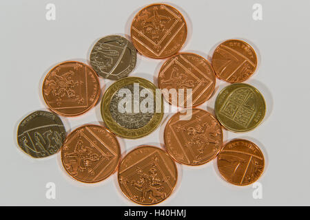 Nahaufnahme Detail des Geldes - aktuelle UK Sterling Münzen in verschiedenen Stückelungen, Kupfer und Silber - £2, £1, 20p, 2 s, 1 p. Stockfoto