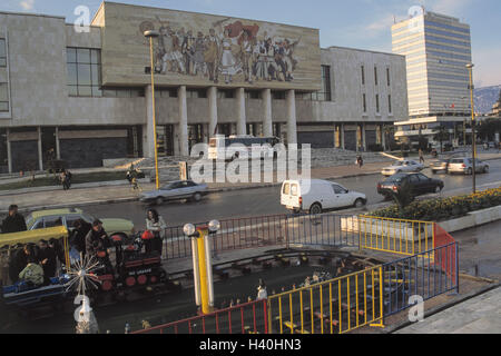 Tirana, Albanien, Iran Rrethi I Skanderbeg-Platz, Nationalmuseum, Europa, Balkan Halbinsel, Stadt, Hauptstadt, Stadt, Tirana, Stadt Zentrum, Zentrum, Hauptplatz, Raum Skanderbeg, Raum Skanderbeg, Museum, "Haus der Menschen", Straße, Verkehr Stockfoto