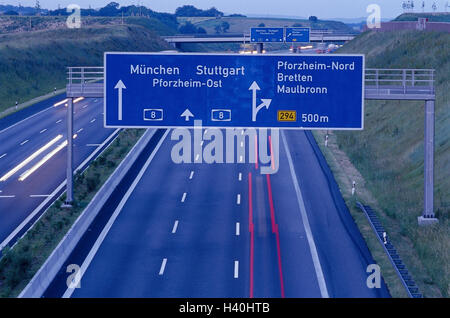 Deutschland, Baden-Wurttemberg, schließen, Pforzheim, A8, Verkehr, Verkehr Schwarzes Brett, Abend Straße, Verkehr, Durchgangsstraße, schnellen Verkehr, Fernverkehr, mehrspurige, Pflaster, dreispurige Autobahn, Autos, Verkehrsteilnehmer, Lichter, Informationen, Info-Tafel Stockfoto