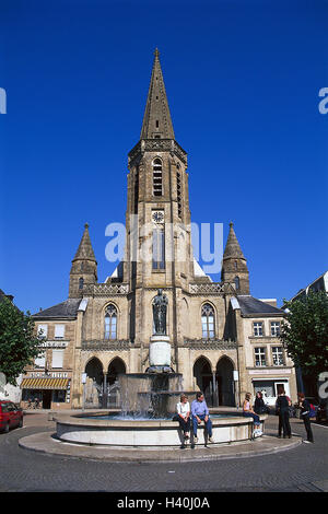 Deutschland, Saarland, Saarlouis, die Ludwigskirche, großer Markt, Tourist, Europa, Stadt, Blick auf die Stadt, Kirche, Struktur, in der Vergangenheit neue Gothic, Brunnen, Marien Brunnen, spielen Wasser, Brunnen, Vorplatz, Passanten, Tourismus, Sehenswürdigkeit Stockfoto