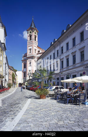 Deutschland, Niederbayern, Passau, Rindermarkt, Paulskirche, Europa, Bayern, Stadt, Innenstadt, Straßencafés, Kirche, St.Paul, Kirche, Kirchturm, sakrale Bau, Struktur, baut im Jahre 1678, Pfarrei Kirche, Kopfsteinpflaster, Straße der Kaiser und König Stockfoto