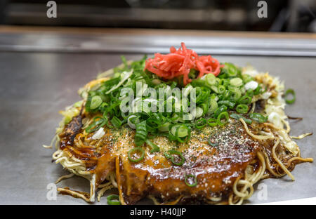 Okonomiyaki-japanische Pizza-Hiroshima-Stil Stockfoto