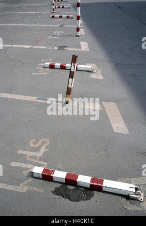 Parkplatz, Parkplätze, Auswahl, Einschränkung Post, Straße, Asphalt, Teer, Risse, alte, Straßenmarkierung, Inschrift, Brief, Einschränkungen, Parkplatz Auswahl, Parkplätze, Parkplätze, Parkmöglichkeiten, Beiträge, Lüge, aufrecht, abschließbar, berührt, rot- Stockfoto