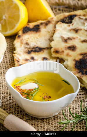 Fladenbrot mit Rosmarin, Knoblauch und Olivenöl Stockfoto