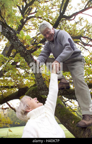 Aufstieg, Detail, Baum, älteres Paar, glücklich, paar, Senioren, verliebt sich in Liebe, Liebe, Partnerschaft, gemeinsame figureistic, Zweisamkeit, Natur, Hände halten, Spaß, Freude, lachen, Freizeit, Zeit, unternehmungslustig, Saison, Herbst, herbstliche Stockfoto