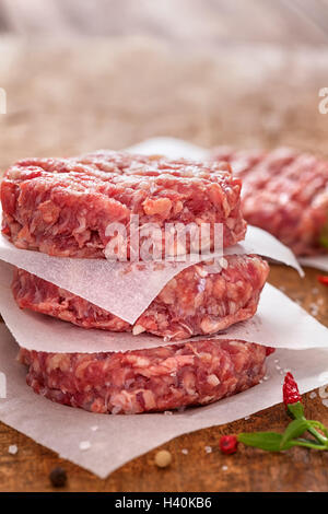 Rohen Boden Rindfleisch Burger Frikadellen an Picknick-Tisch Stockfoto