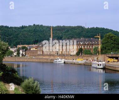 Deutschland, Saarland, Mettlach, Firmengebäude, Villeroy & Boch Saar Ufer, Europa, Bezirk, Merzig-Wadern, Promenade, Fluss, Fluss, der Saar, Gebäude, ehemalige Benediktinerabtei, Unternehmen, Industrie, Produktion, Keramik, Wirtschaft Stockfoto