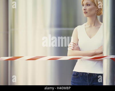 Frau, Detail, blockieren, Ständer, 35 Jahre, Selbstvertrauen, Selbstbewusstsein, Weg, Ziel, Karriere, Zukunft, Barriere, Beschränkung, Einschränkung, Containment, Abgrenzung, Eintritt Verbot, Isolation, Ausgrenzung, Sackgasse, warten, Ausdauer, Hilflosigkeit, Verzweiflung, Konzeption, gewellt, Sperrung, 30-40 Jahre Stockfoto