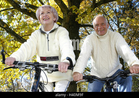 Park, älteres Paar, Mountainbike, Radfahren, Tour, glücklich, Detail, Herbst Park, 55-65 Jahre, Best Ager, paar, Senioren, Jung bleiben, Partnerschaft, Respekt, Pullover weiß, Reiten eines Fahrrades ausgeschnitten, mit der ein Gebäck Rad, Ausflug, Fahrradtour, Zweisamkeit, Fitness, Gesundheit, Aktivität, Aktivität, Lifestyle, Freizeit Zeit Ausgleich, Bewegung, herbstliche, 50-60 Jahre, 60-70 Jahre, 50-60 Jahre, 60-70 Jahre Stockfoto
