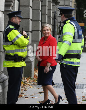 Minister für Justiz Frances Fitzgerald kommt im Leinster House in Dublin als Garda Chef Noirin O'Sullivan vor dem Oireachtas gemeinsamen Ausschuß für Gerechtigkeit und Gleichheit erschien. Stockfoto