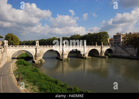 Die berühmten Heiligen Engel Brücke über Fluss Tiber, mit schönen barocken Statuen und Wolken, im historischen Zentrum von Rom Stockfoto