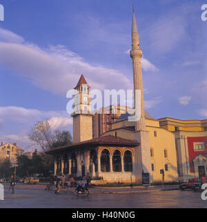 Rrethi I Iran, Albanien, Tirana, Skanderbeg-Platz, Ethem Bey Moschee, Europa, Balkan Halbinsel, Stadt, Hauptstadt, Stadt, Tirana, Innenstadt, Zentrum, quadratisch, Hauptraum Skanderbeg, Raum Skanderbeg, Ethem-Bey-Mosche, Kirche, Glockenturm, 35 m hoch, Interesse Orte, Sehenswürdigkeiten Stockfoto