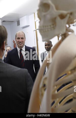 Der Duke of Cambridge trifft Mitarbeiter bei seinem Besuch in der "Schritt in die Gesundheit" militärische Beschäftigungsprogramm Basingstoke and North Hampshire Hospital. Stockfoto