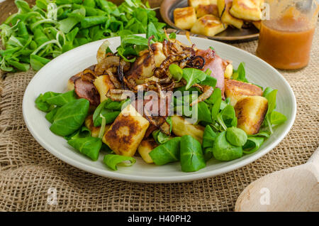 Kartoffel-Gnocchi mit Sommer-Salat, Speck und Röstzwiebeln. Gnocchi gekocht und dann auf Pfanne für Golden knusprig gebraten Stockfoto