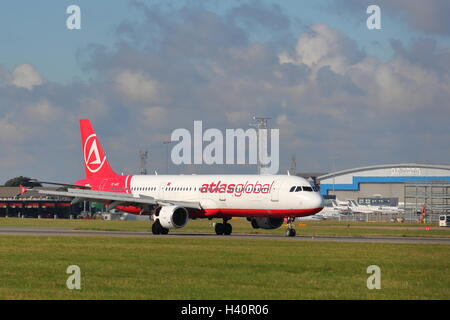 Türkische AtlasGlobal Airbus A321-200 TC-ATZ landet auf dem Flughafen Luton, UK Stockfoto