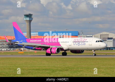 Wizz Air Airbus A321-200 HA-LXB landet auf dem Flughafen Luton, UK Stockfoto