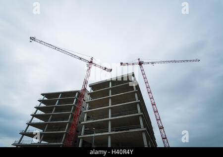 Baustelle mit Kränen auf blauen Wolkenhimmel. Stockfoto