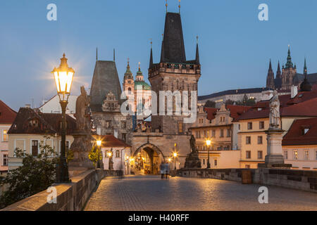 Vor der Morgendämmerung auf der Karlsbrücke in Prag, Tschechien. Blick in Richtung geringerer Stadttürme und Kleinseite und Hradschin. Stockfoto