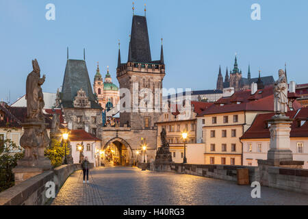 Morgendämmerung auf der Karlsbrücke, Prag, Tschechische Republik. Mit Blick auf die Kleinseite und Hradschin. Stockfoto