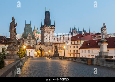 Morgendämmerung auf der Karlsbrücke, Prag, Tschechische Republik. Mit Blick auf die Kleinseite und Hradschin. Stockfoto