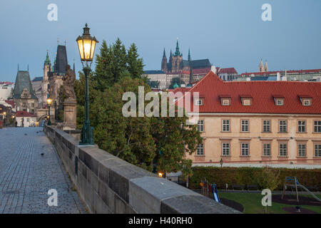 Morgendämmerung auf der Karlsbrücke in Prag, Tschechien. Mit Blick auf die Kleinseite und Hradschin. Stockfoto