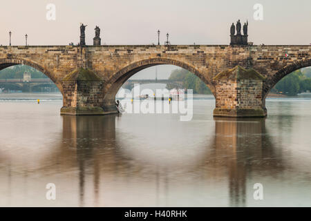 Morgendämmerung am Karlsbrücke über die Moldau, Prag, Tschechische Republik. Stockfoto