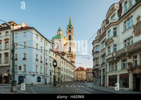 Am frühen Morgen in Mala Strana (Kleinseite), Prag, Tschechische Republik. Mit Blick auf die St. Nikolaus Kirche. Stockfoto