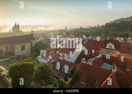 Nebligen Herbstmorgen in Mala Strana (Kleinseite), Prag, Tschechische Republik. Stockfoto