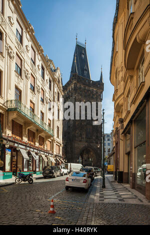 Herbstnachmittag auf einer gepflasterten Straße in der Altstadt von Prag, Tschechische Republik. Blick in Richtung Pulverturm. Stockfoto