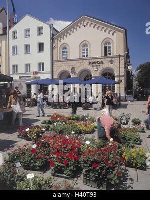 Deutschland, Bayern, Deggendorf, Stadtplatz, Wochenmarkt, Straßencafé, Europa, Niederbayern, Bezirk, Stadt, Stadt, Innenstadt, Zentrum, Innenstadt, Marktplatz, Markt, Vertrieb, Blumen, Blume Vertrieb, Straße der Kaiser und Könige Stockfoto